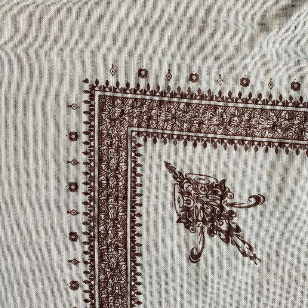Printed square scarf in coffee colour on adult man, 138x138cm polyester fabric