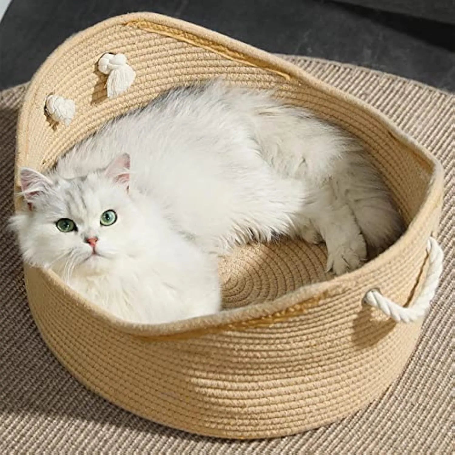 Wicker cat bed basket with integrated corrugated scratching board in natural material