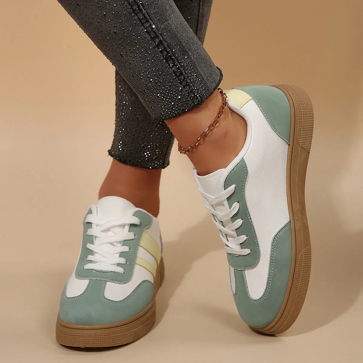 Assorted colours retro sports women's shoes white low top casual pumps with cross straps and rubber sole