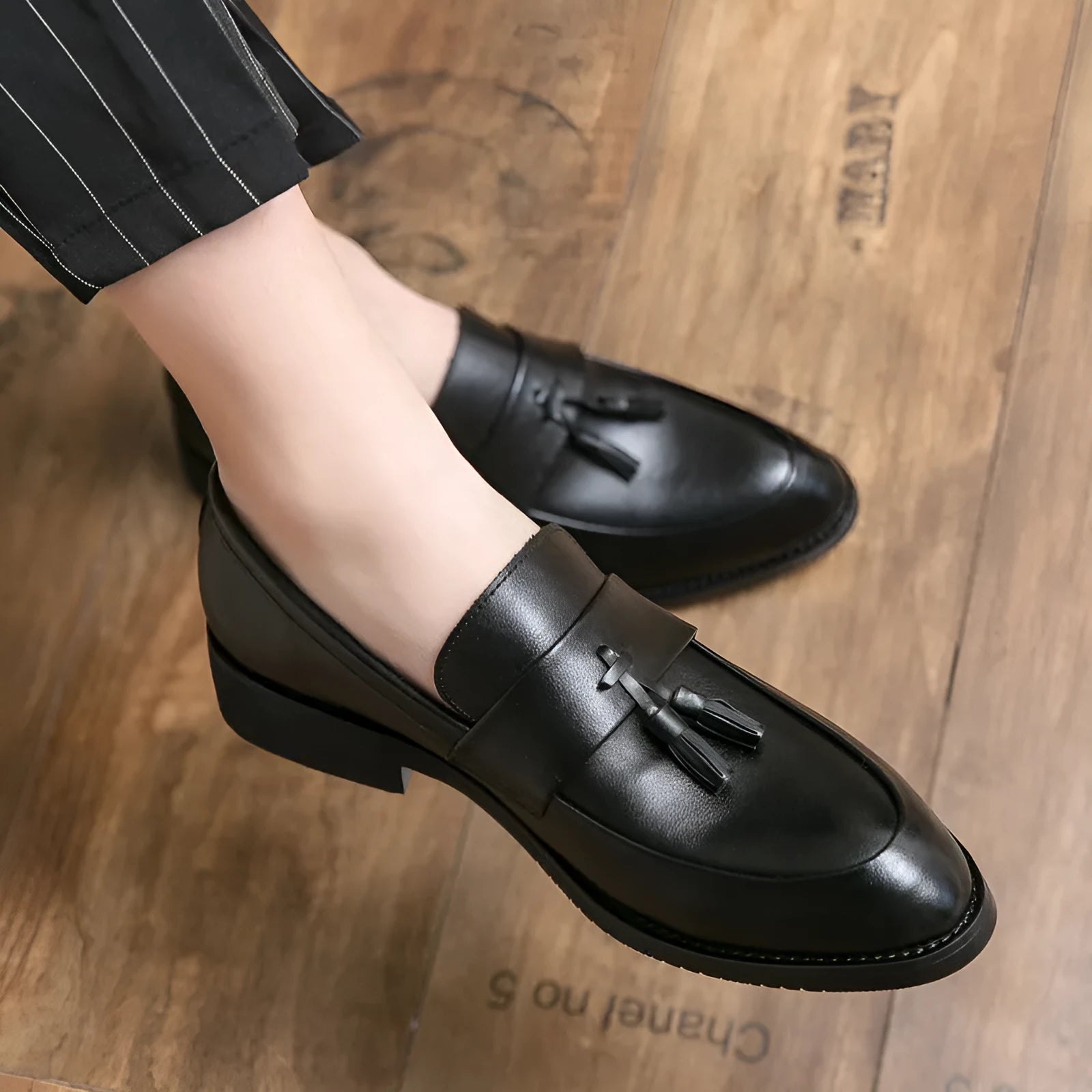 Men's slip-on business casual shoes in black with tassel detail and rubber sole
