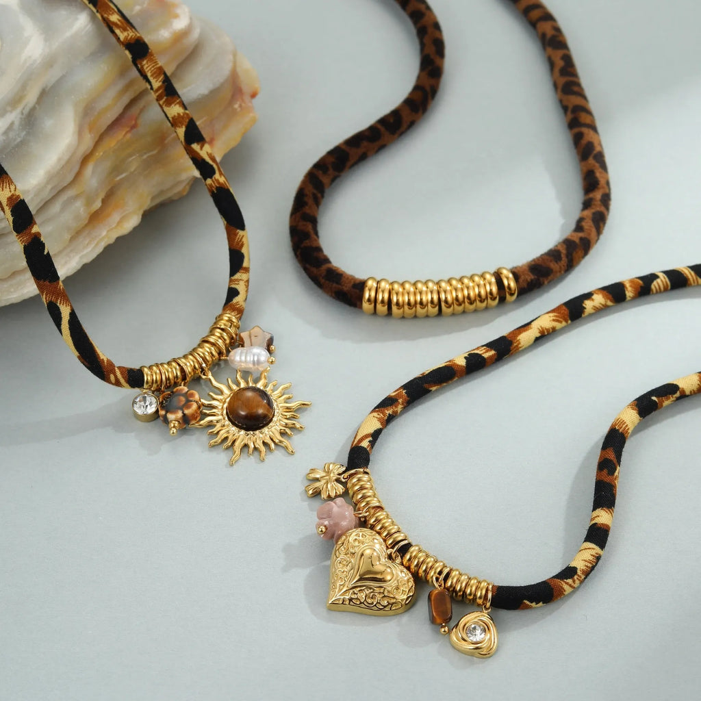 Stainless steel geometric leopard necklace for women with adjustable 41-50cm chain length
