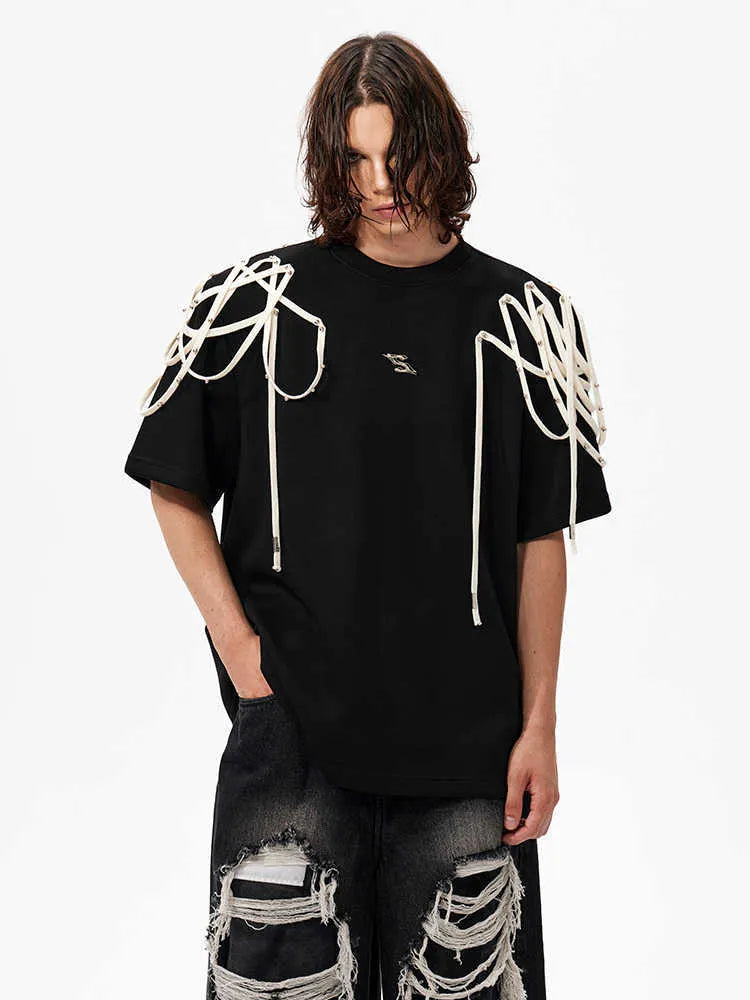 Black short-sleeved T-shirt with rivet ribbon padded shoulders and loose fit
