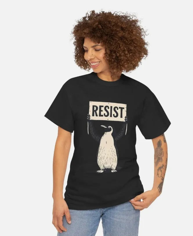 Straight cut cotton summer t-shirt in black, green or white with short sleeves and round neck