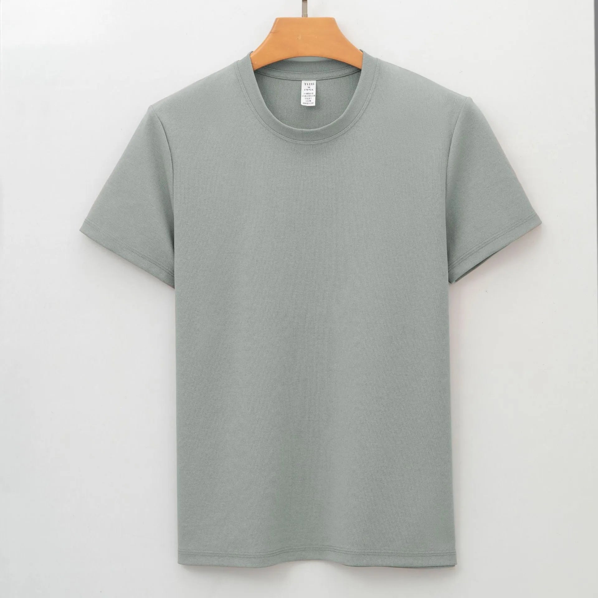 Men's antibacterial quick-drying short sleeve T-shirt in solid colours showing straight-cut pullover style