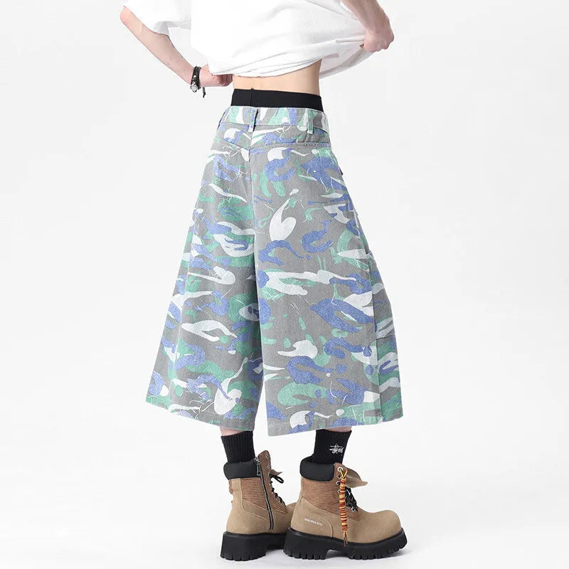 Camouflage pattern cotton denim cropped trousers with straight leg and zipper fly opening