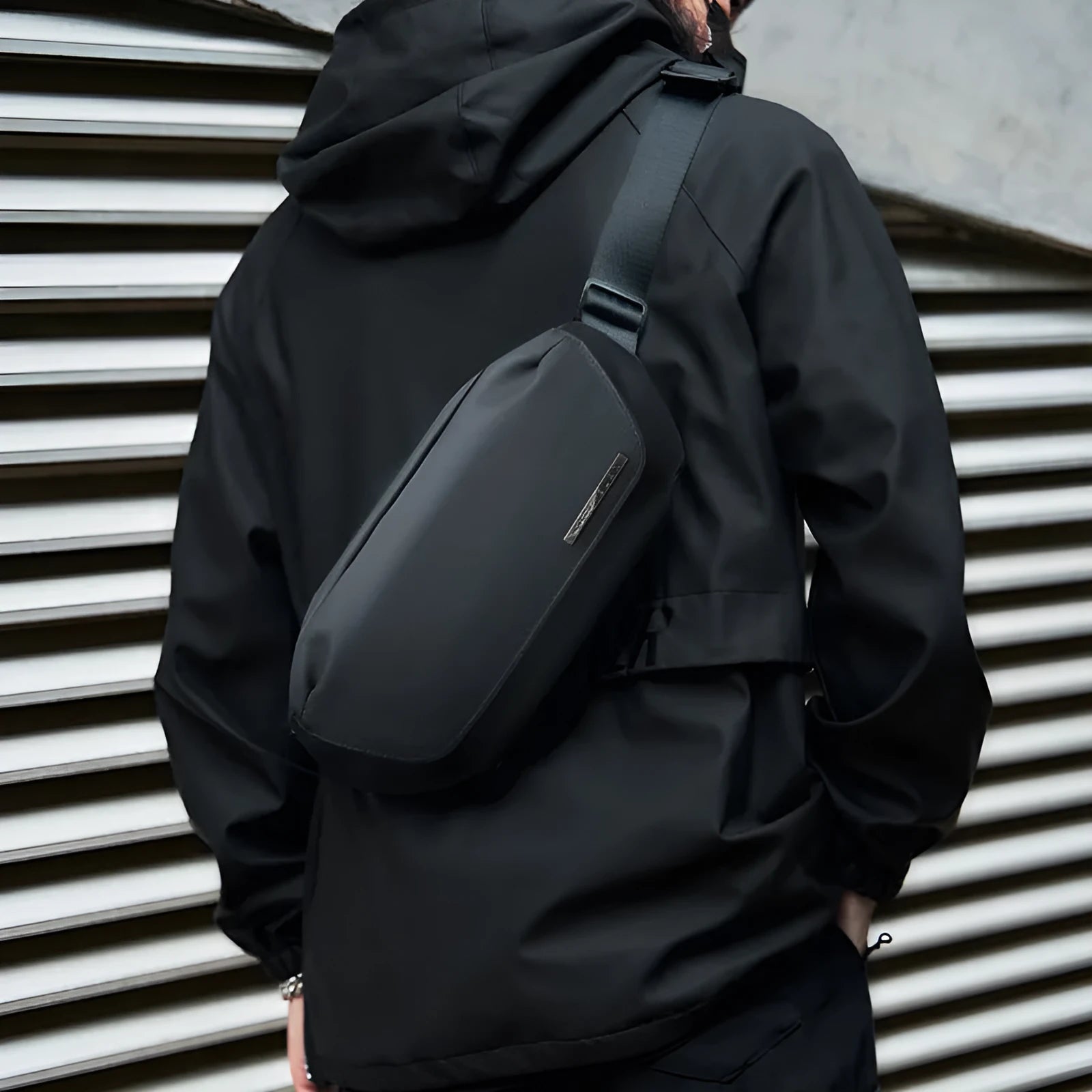 Black men's Oxford cloth messenger bag with one-shoulder riding design
