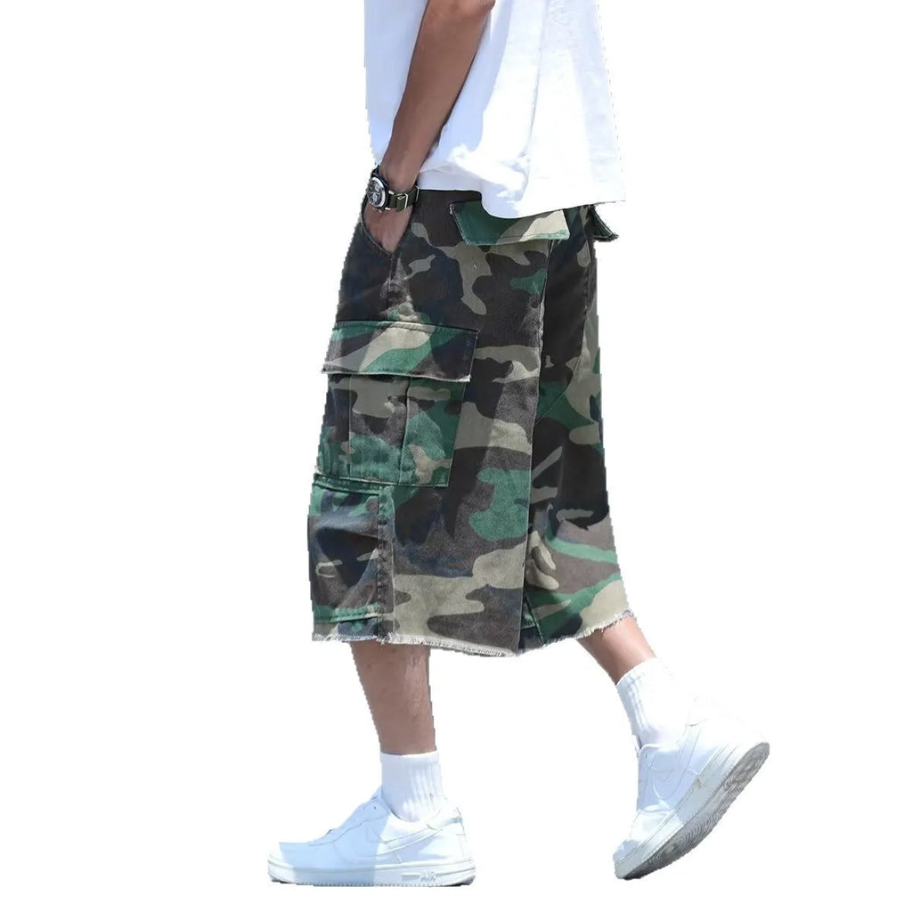 Men's camouflage shorts in American retro workwear style with loose fit and summer design