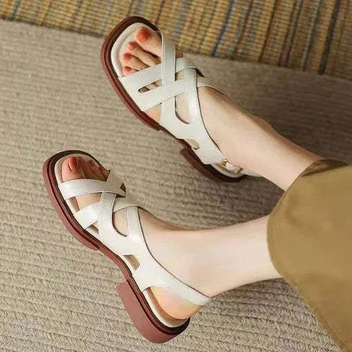 Women's patent leather beach sandals with square toe and cross-belt fastening