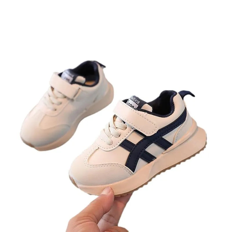 Children's solid-colour Velcro sneakers in synthetic leather with a rubber sole.