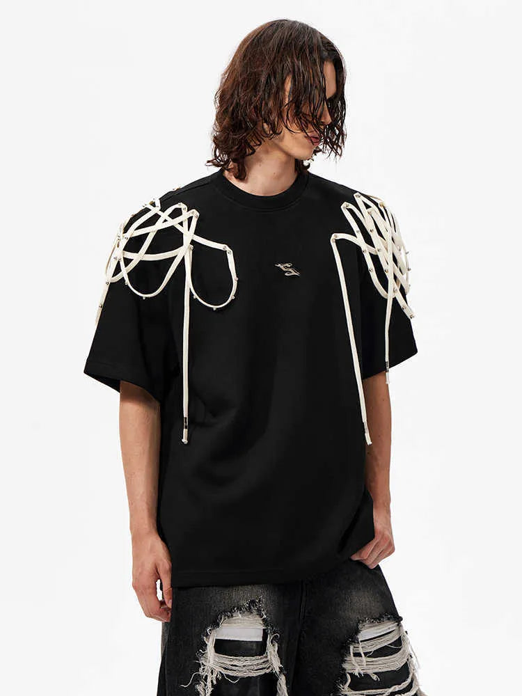 Black short-sleeved T-shirt with rivet ribbon padded shoulders and loose fit