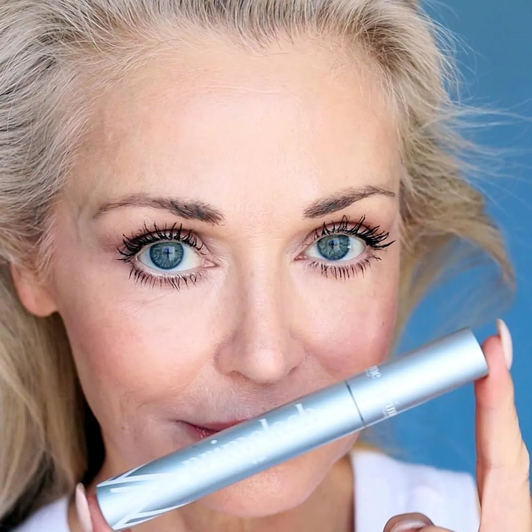 Black eyelash brush comb weighing 0.7g for lash grooming and definition