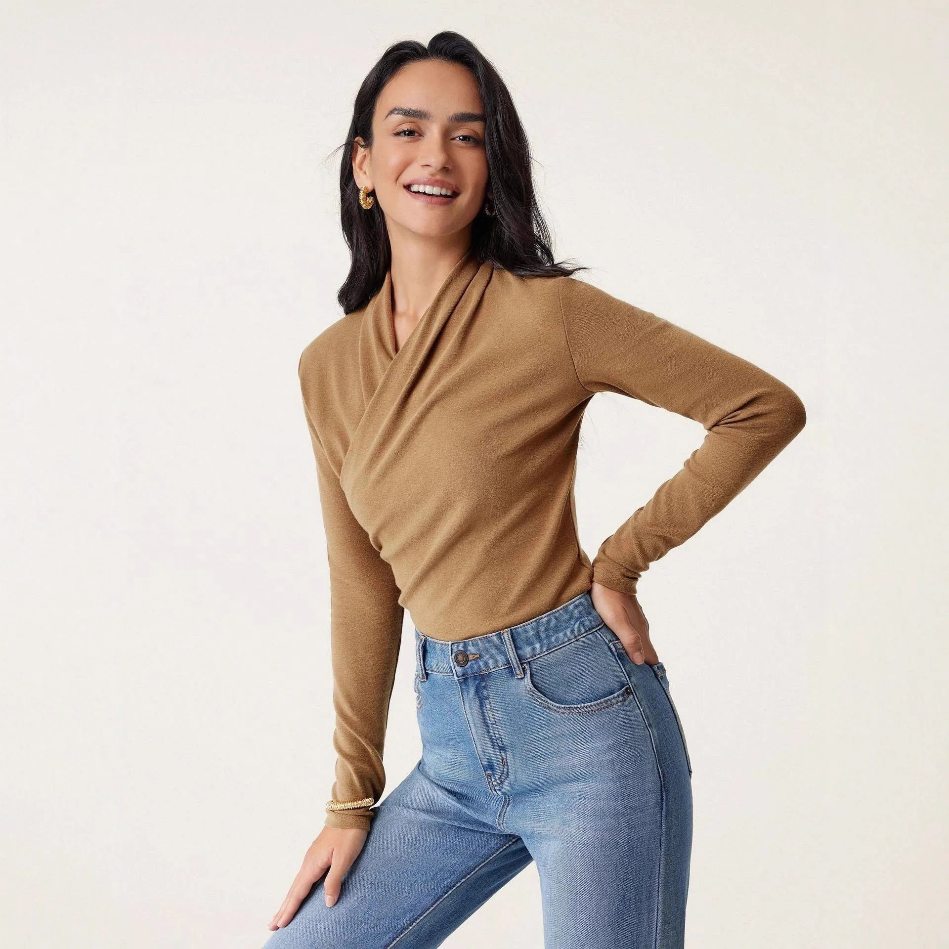 Camel-coloured women's slim fit polyester pullover sweater with long sleeves