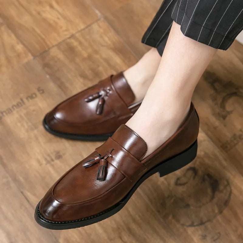 Men's slip-on business casual shoes in black with tassel detail and rubber sole