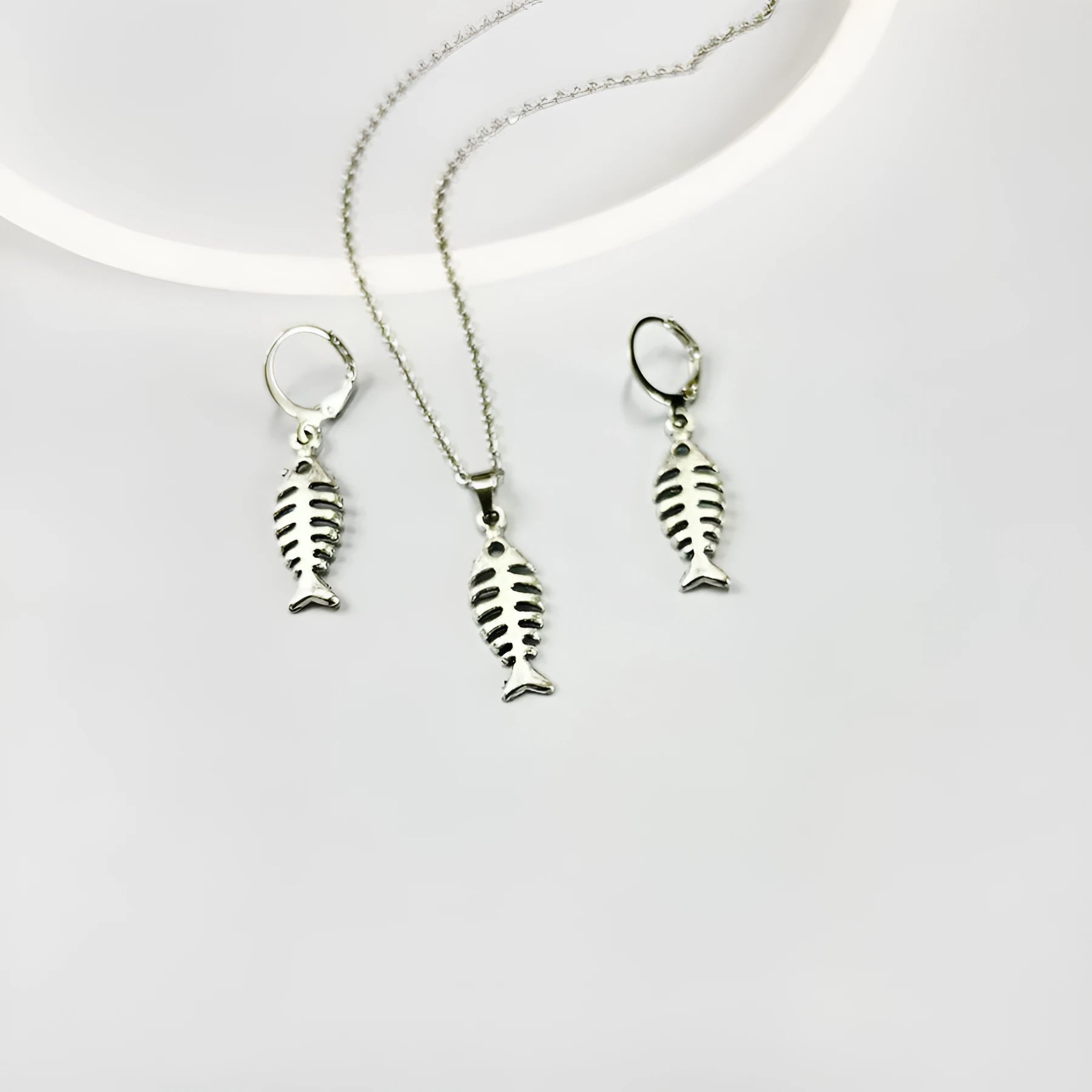 Retro-style alloy fishbone pendant necklace with adjustable chain and matching earrings.