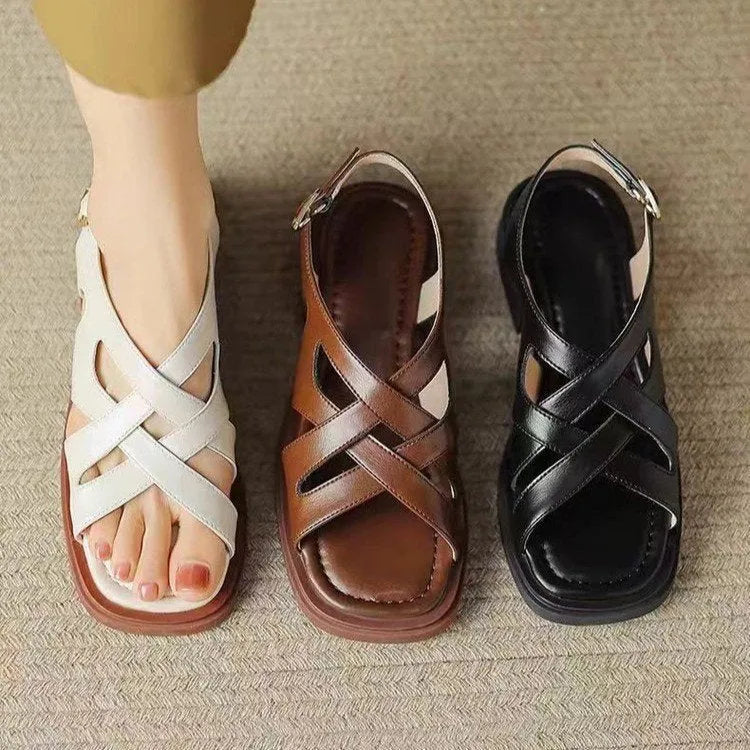 Women's patent leather beach sandals with square toe and cross-belt fastening