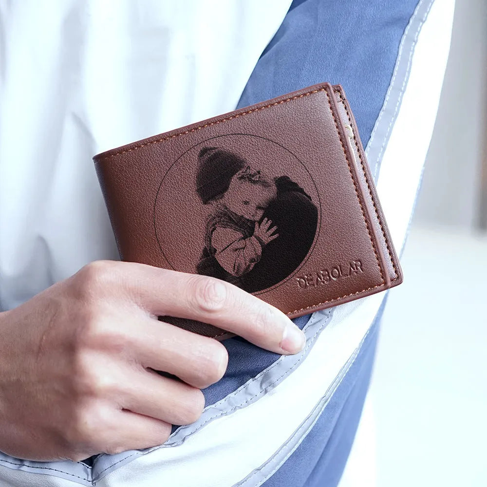 Men's brown leather zip-around wallet with seven compartments measuring 7 cm