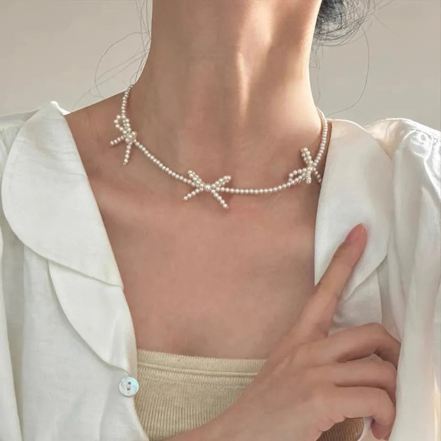 White sweet bow imitation pearl necklace for women, adjustable 31-40cm clavicle chain, handcrafted geometric design