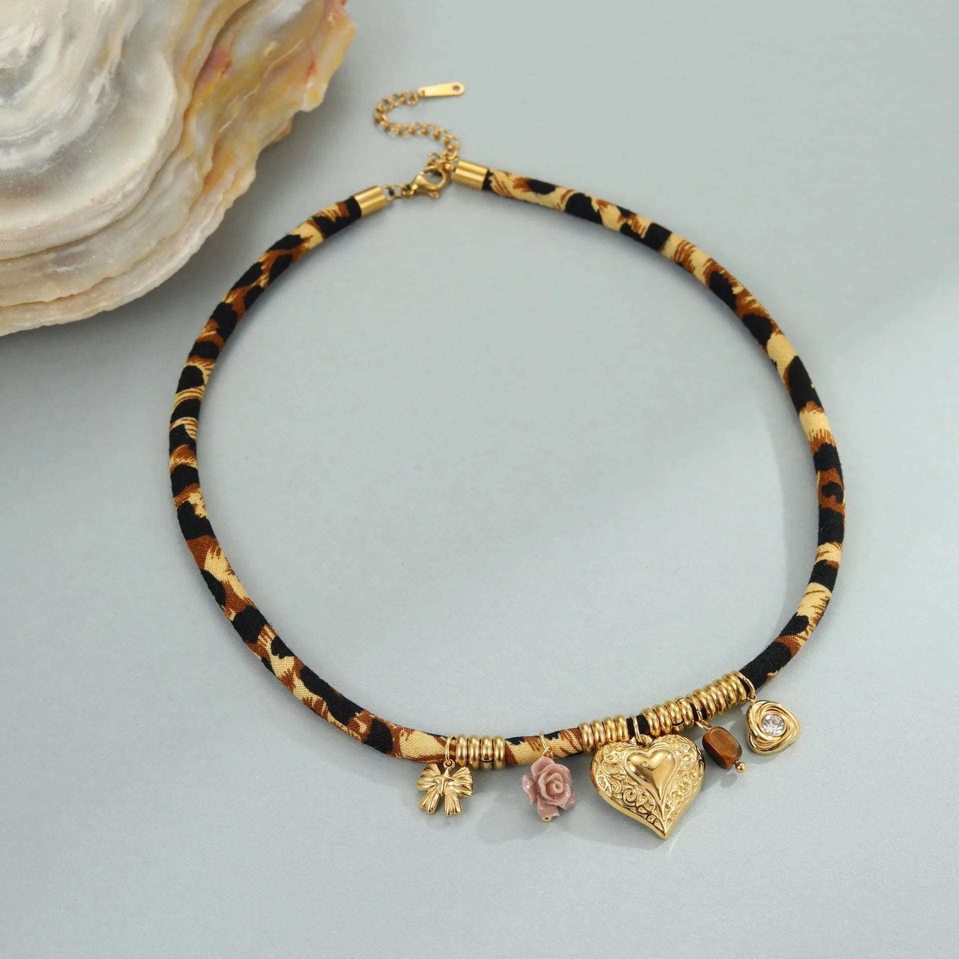 Stainless steel geometric leopard necklace for women with adjustable 41-50cm chain length