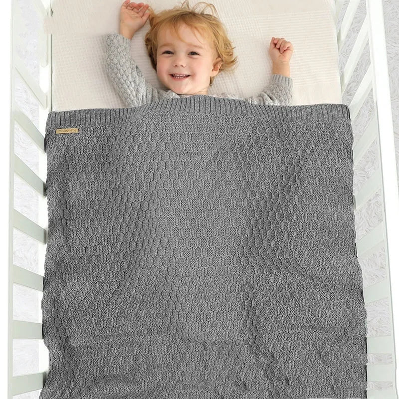Solid colour infant hug blanket with three-dimensional lines pattern in acrylic fabric, 70×90cm.
